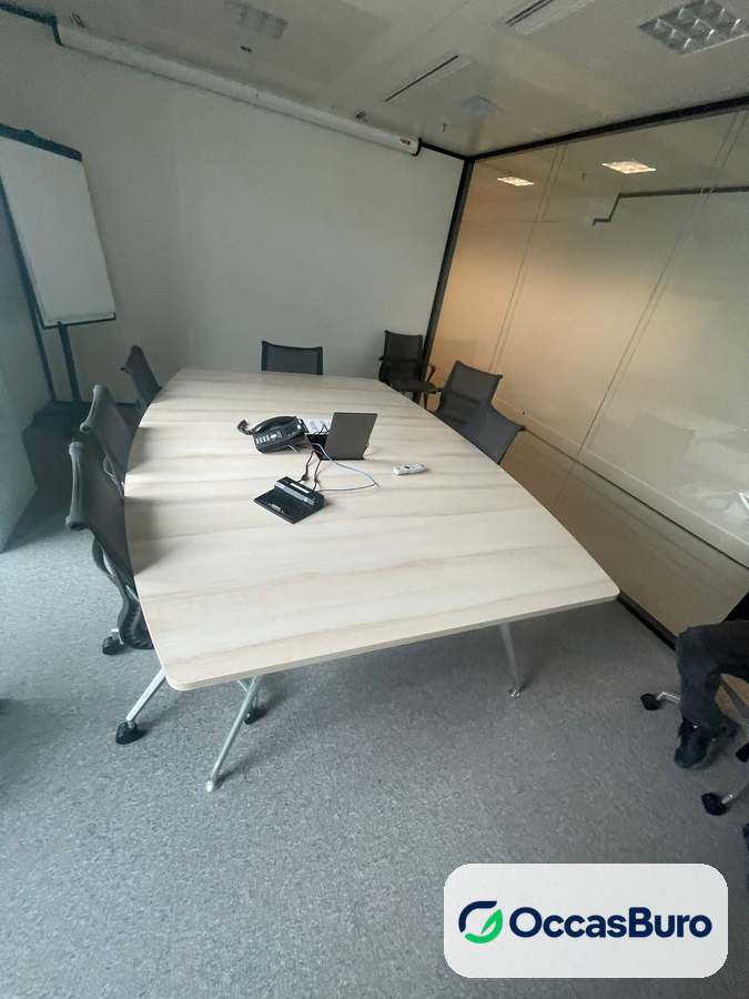 Table de réunion 6-8 places chêne clair, structure métal – reconditionnée