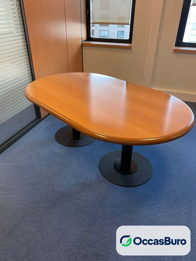Table de réunion 6 places hêtre verni sur 2 pieds noirs – reconditionnée