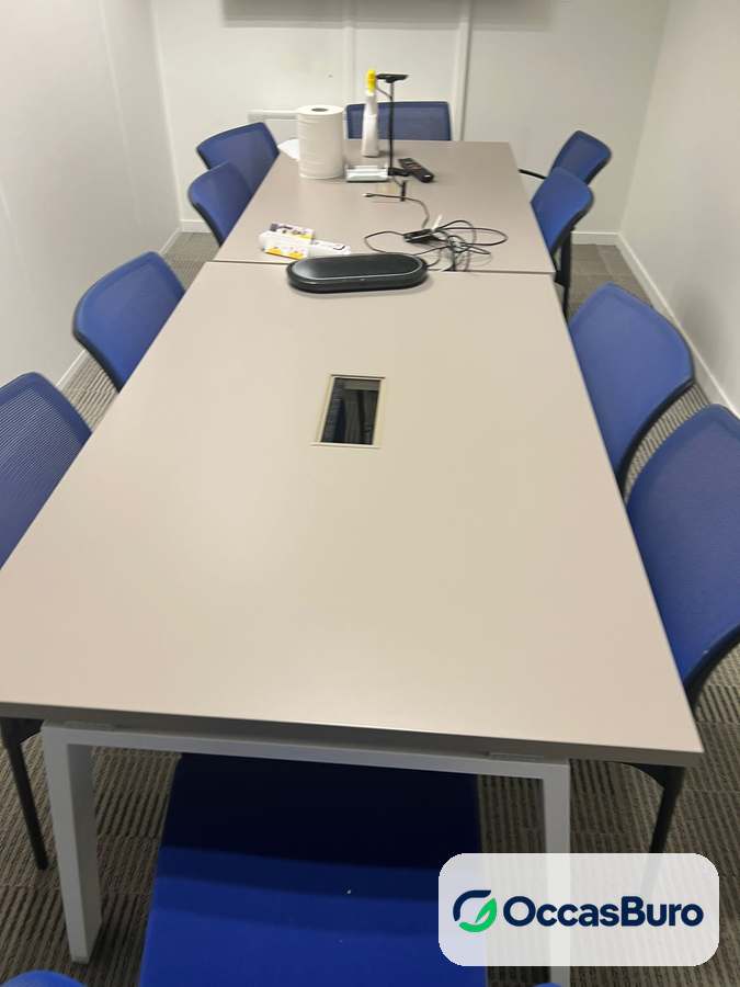 Table de réunion blanc cassé avec trappe centrale, piètement blanc