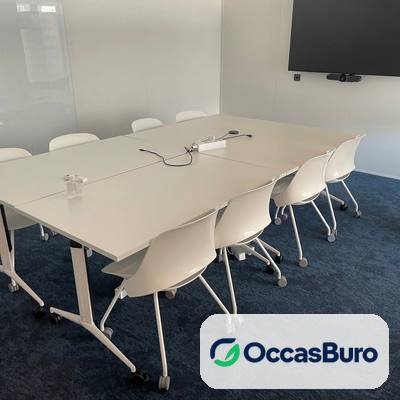 Table de réunion blanche 10 places avec trappes – reconditionnée