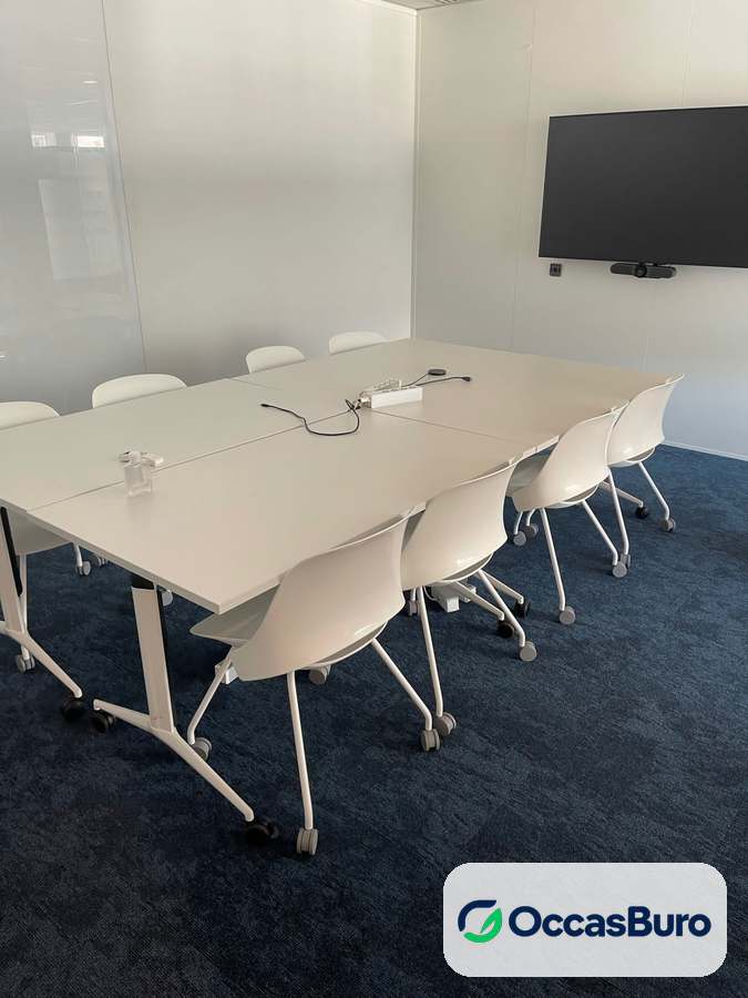Table de réunion blanche 10 places avec trappes – reconditionnée
