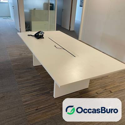 Table de réunion blanche 8-10 places, pieds panneaux – reconditionnée