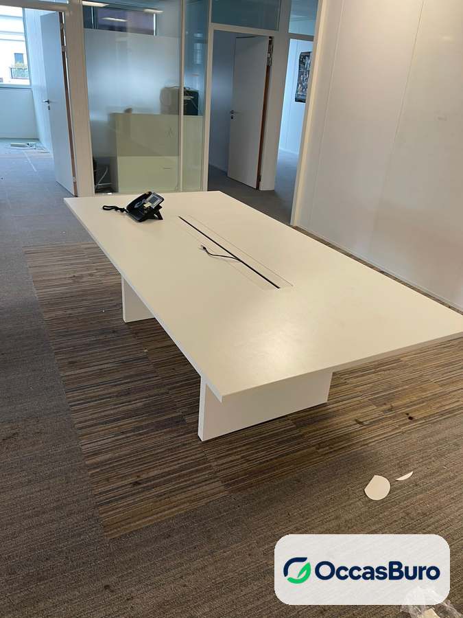Table de réunion blanche 8-10 places, pieds panneaux – reconditionnée