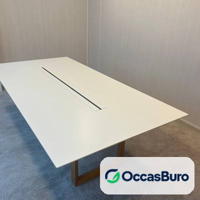 Table de réunion blanche 8-10 places, piètement luge bois – reconditionnée