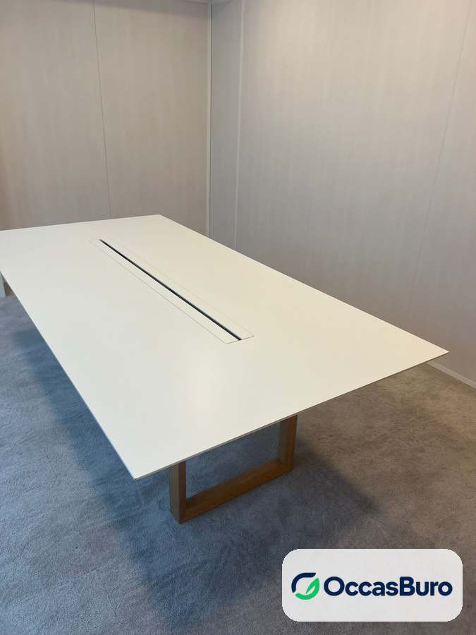 Table de réunion blanche 8-10 places, piètement luge bois – reconditionnée