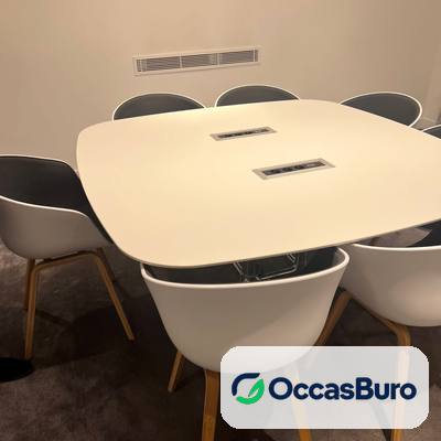 Table de réunion blanche à angles arrondis avec 2 trappes de connexion