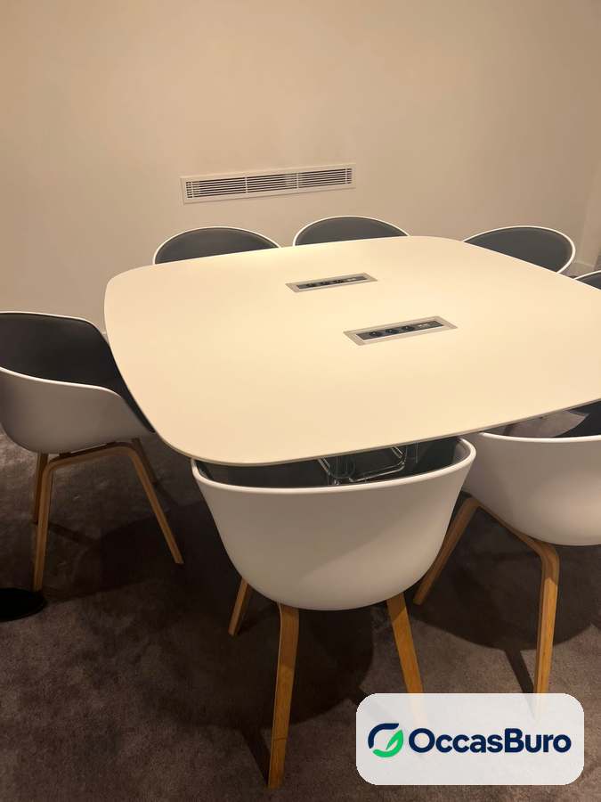 Table de réunion blanche à angles arrondis avec 2 trappes de connexion
