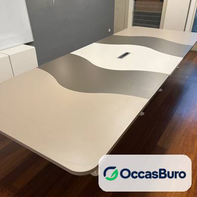 Table de réunion blanche bande grise ondulée 10-12 places, reconditionnée
