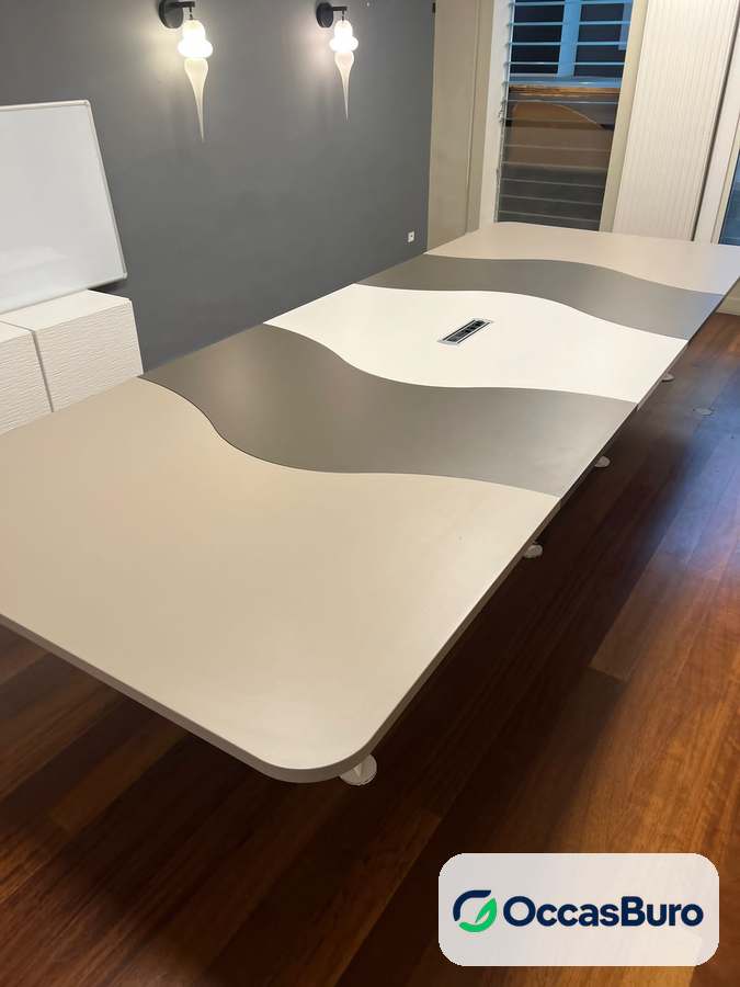 Table de réunion blanche bande grise ondulée 10-12 places, reconditionnée