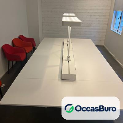 Table de réunion blanche connectée avec prises et luminaire intégré