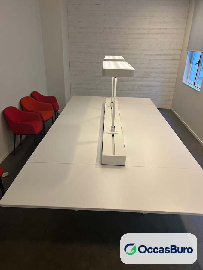 Table de réunion blanche connectée avec prises et luminaire intégré