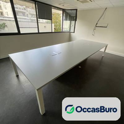 Table de réunion blanche grand format avec trappe, 10 à 12 places