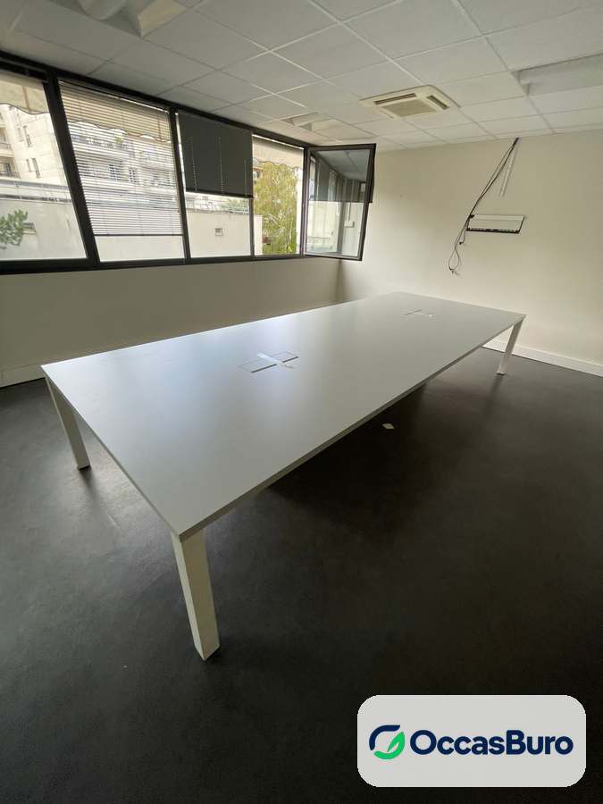 Table de réunion blanche grand format avec trappe, 10 à 12 places