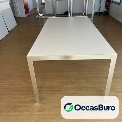 Table de réunion blanche juxtaposable, cadre alu brossé – reconditionnée