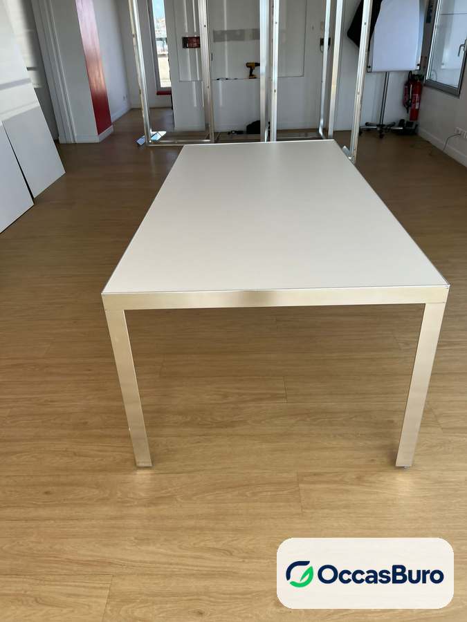 Table de réunion blanche juxtaposable, cadre alu brossé – reconditionnée