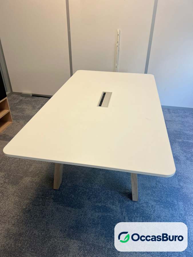 Table de réunion blanche scandinave 6-8 places, pieds bois – reconditionnée