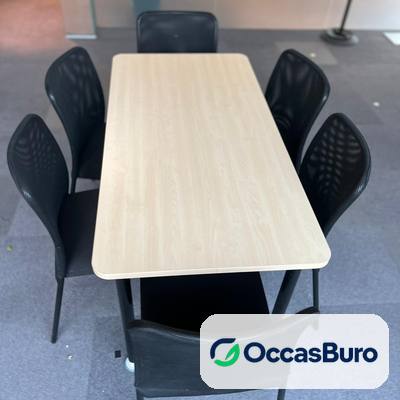 Table de réunion bois clair 4 à 6 places, pieds noirs – reconditionnée
