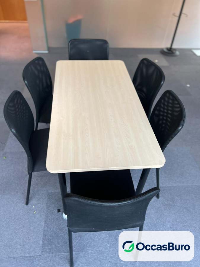 Table de réunion bois clair 4 à 6 places, pieds noirs – reconditionnée