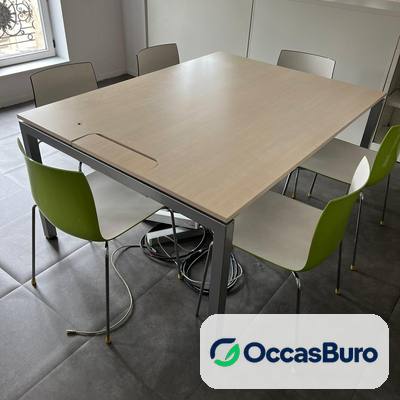 Table de réunion bois clair avec fente passe-câbles – reconditionnée