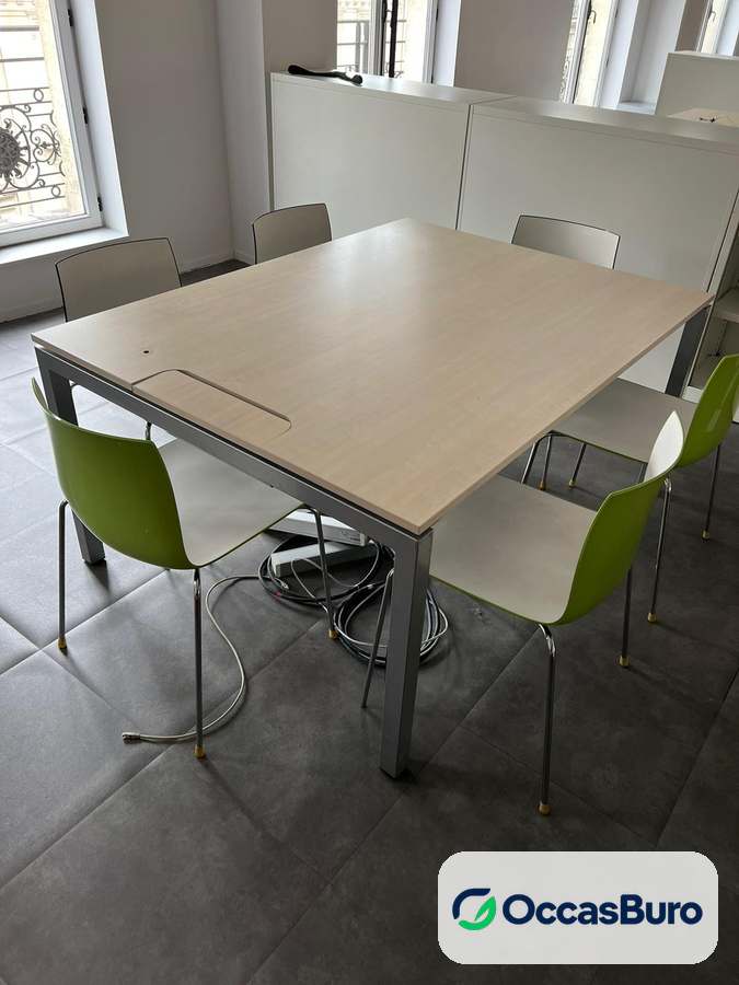 Table de réunion bois clair avec fente passe-câbles – reconditionnée
