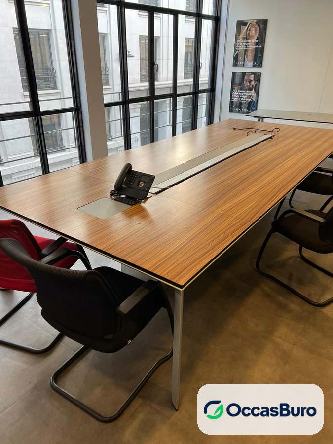 Table de réunion bois veiné connectée 8-10 places – reconditionnée