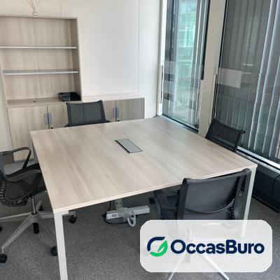 Table de réunion carrée 4 places bois clair avec trappe – reconditionnée