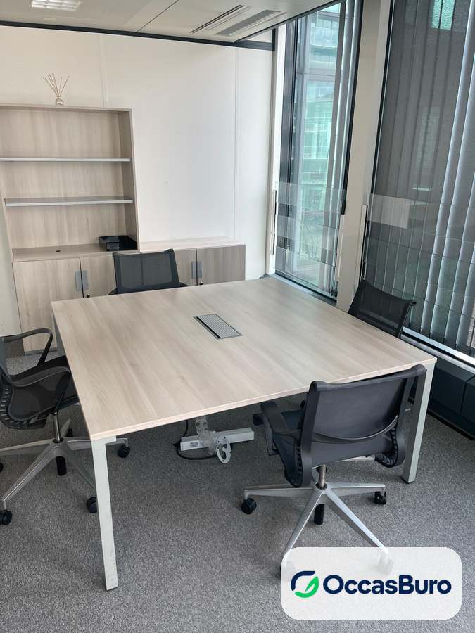 Table de réunion carrée 4 places bois clair avec trappe – reconditionnée