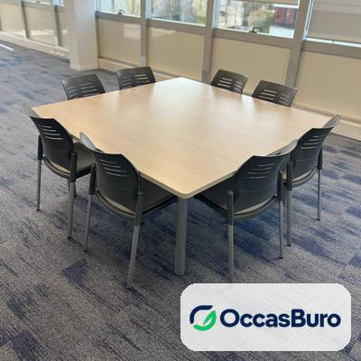 Table de réunion carrée bois clair jusqu'à 8 places – reconditionnée