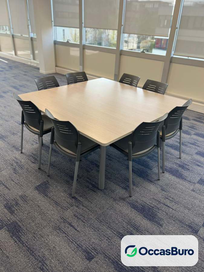 Table de réunion carrée bois clair jusqu'à 8 places – reconditionnée