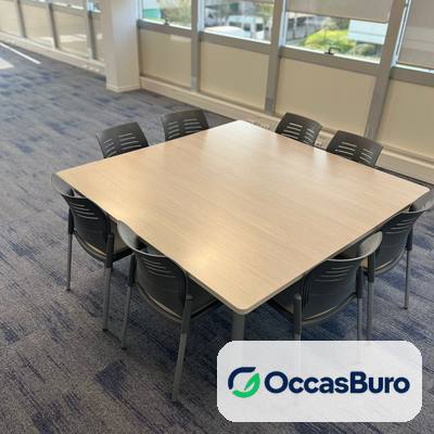 Table de réunion carrée érable clair sur pieds métal gris – 8 places
