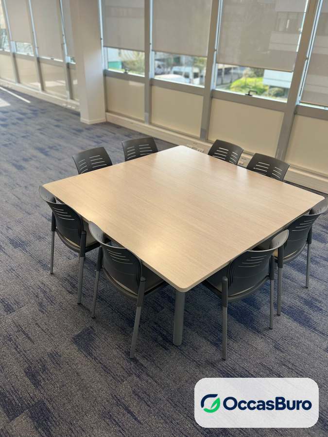 Table de réunion carrée érable clair sur pieds métal gris – 8 places