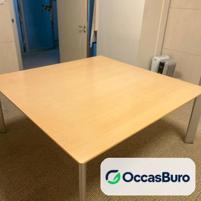 Table de réunion carrée ton chêne clair 4-8 places – reconditionnée