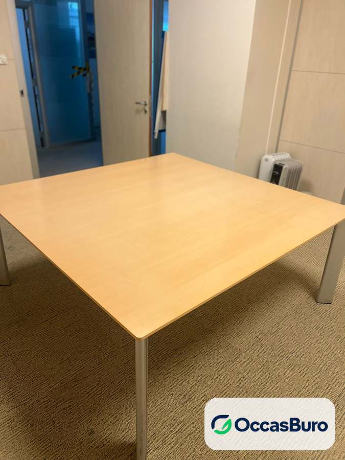 Table de réunion carrée ton chêne clair 4-8 places – reconditionnée