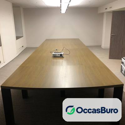 Table de réunion chêne 10-12 places, pieds noirs carrés – reconditionnée