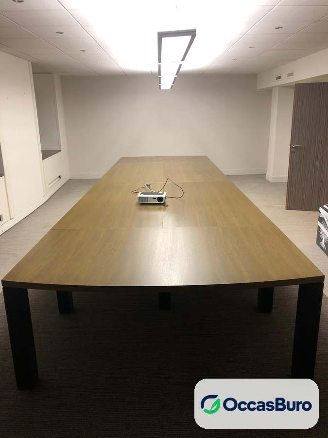 Table de réunion chêne 10-12 places, pieds noirs carrés – reconditionnée