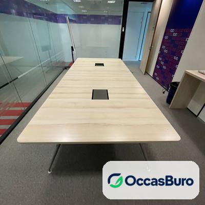 Table de réunion chêne clair 10-12 places, pieds obliques – reconditionnée
