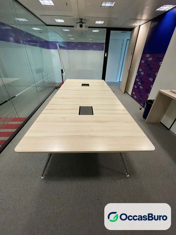 Table de réunion chêne clair 10-12 places, pieds obliques – reconditionnée