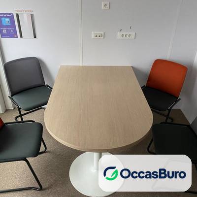 Table de réunion chêne clair bout arrondi, pied blanc – reconditionnée