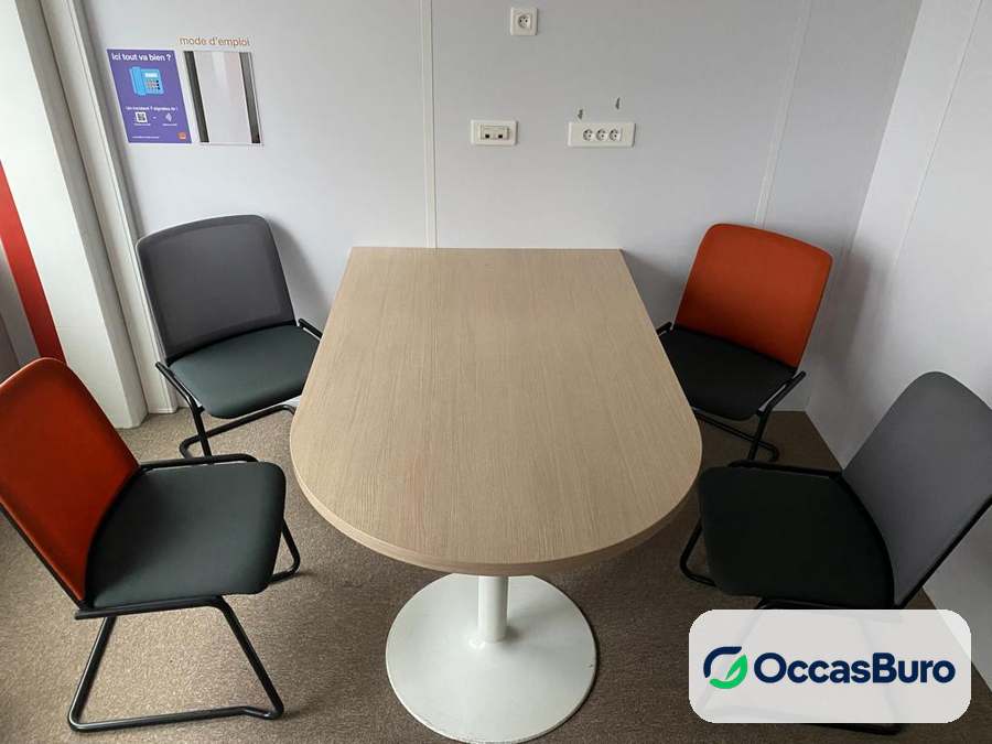 Table de réunion chêne clair bout arrondi, pied blanc – reconditionnée