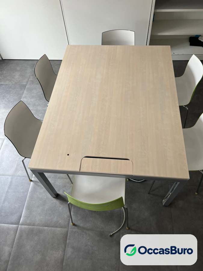 Table de réunion chêne clair sur 4 pieds métal gris, 6 places