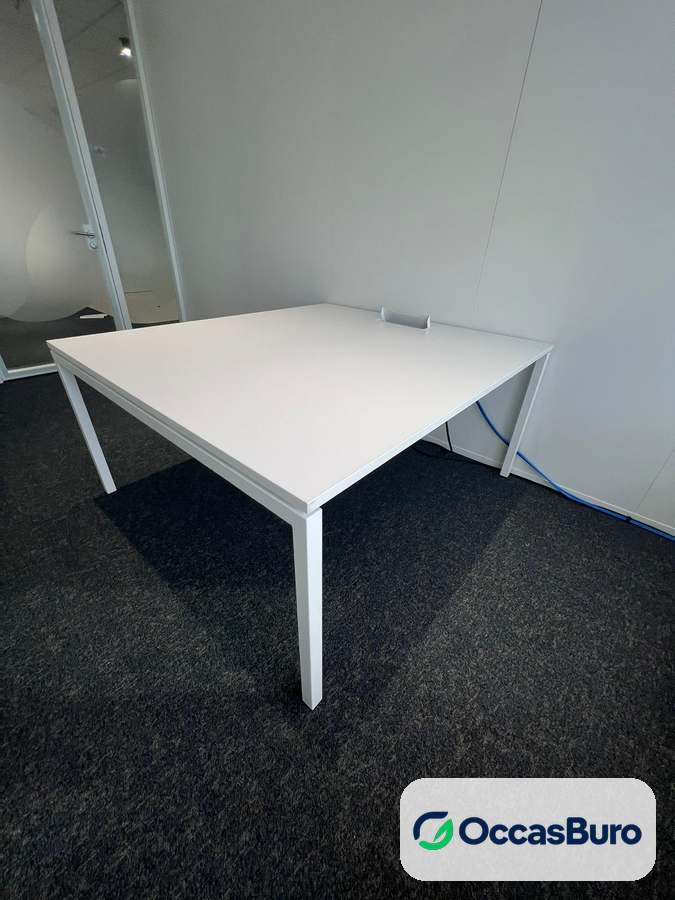 Table de réunion compacte blanche avec trappe, 4 à 6 places