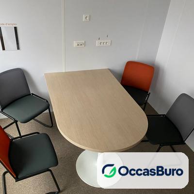 Table de réunion compacte bois clair, pied tulipe blanc – reconditionnée