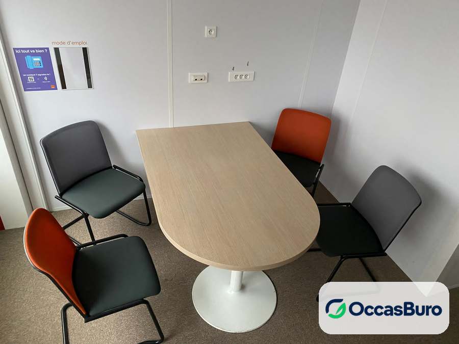 Table de réunion compacte bois clair, pied tulipe blanc – reconditionnée