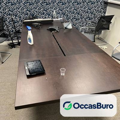 Table de réunion en bois foncé avec goulotte centrale, 6 à 8 places