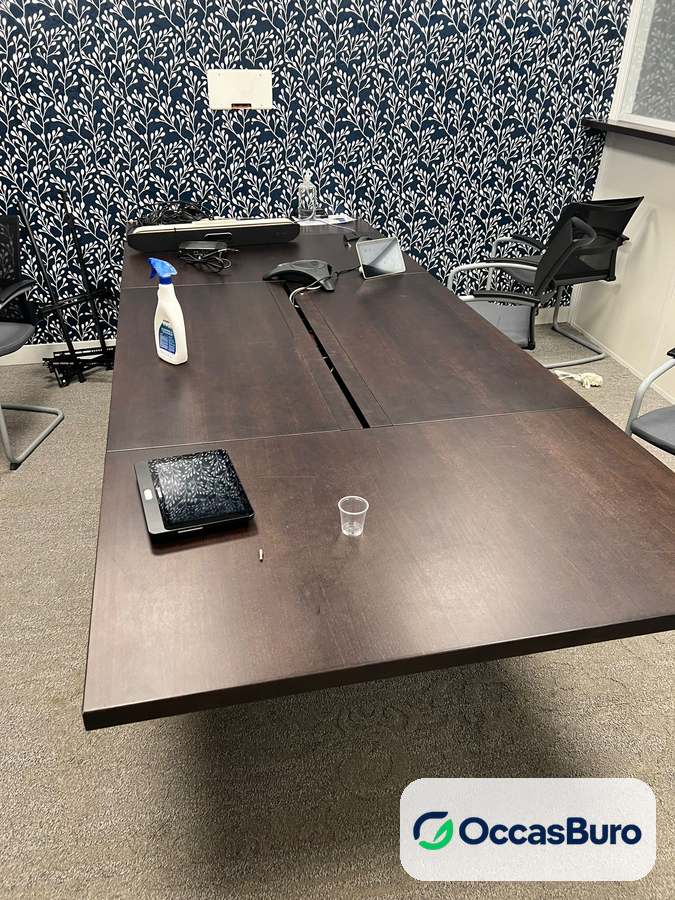 Table de réunion en bois foncé avec goulotte centrale, 6 à 8 places