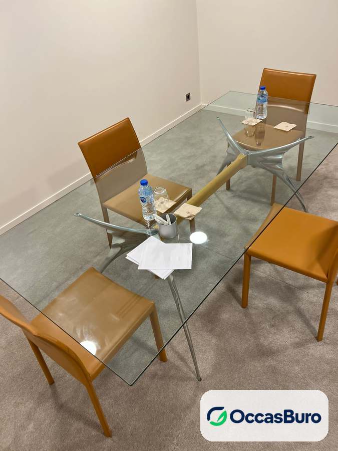 Table de réunion en verre trempé transparent sur piètement métal