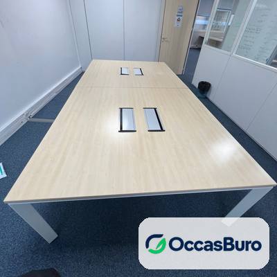 Table de réunion érable sur piètement blanc, trappes avec prises