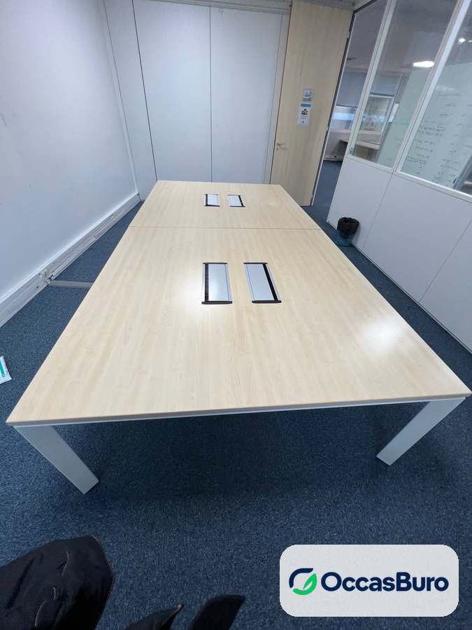 Table de réunion érable sur piètement blanc, trappes avec prises