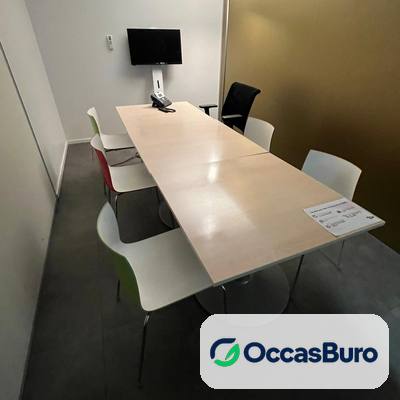 Table de réunion longue bois clair sur piètement central – reconditionnée