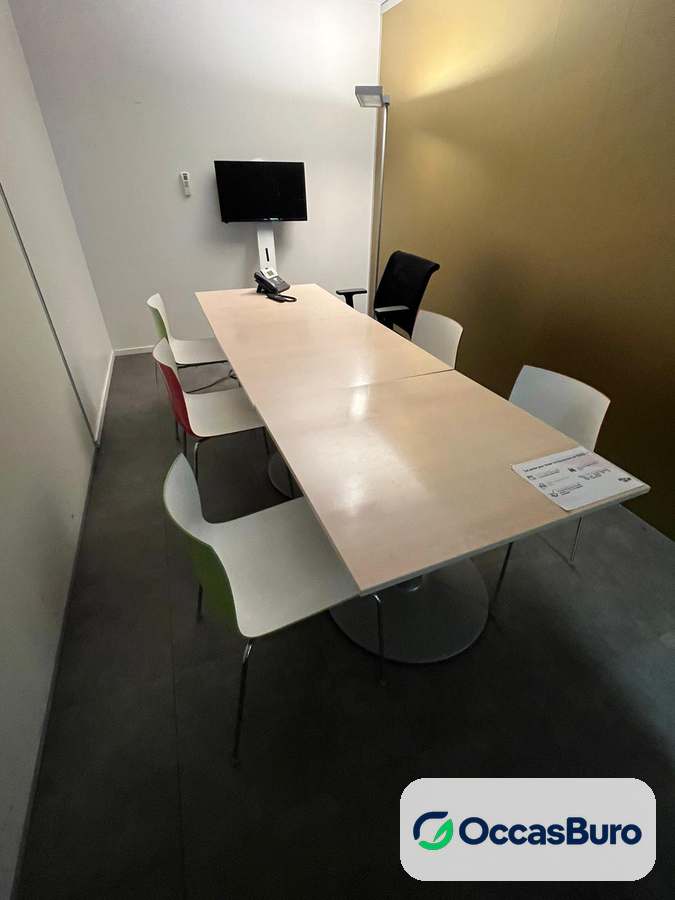 Table de réunion longue bois clair sur piètement central – reconditionnée